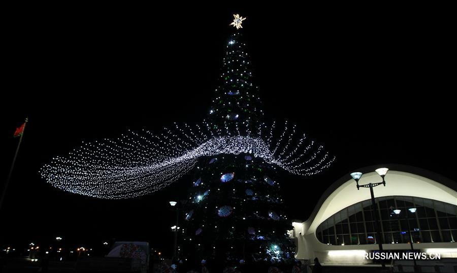 В Минске засверкали новогодние елки