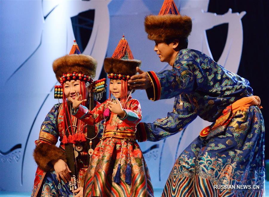Шоу национальных монгольских костюмов в хошуне Шинэ-Барга-Цзо