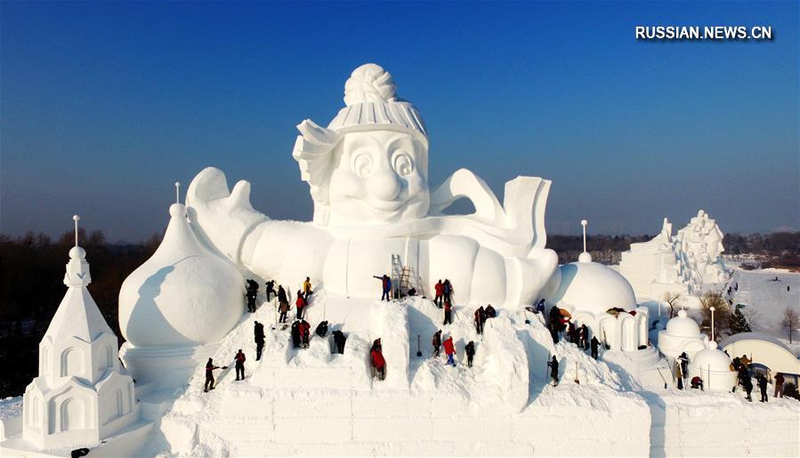 34-метровый харбинский снеговик-гигант наполовину готов