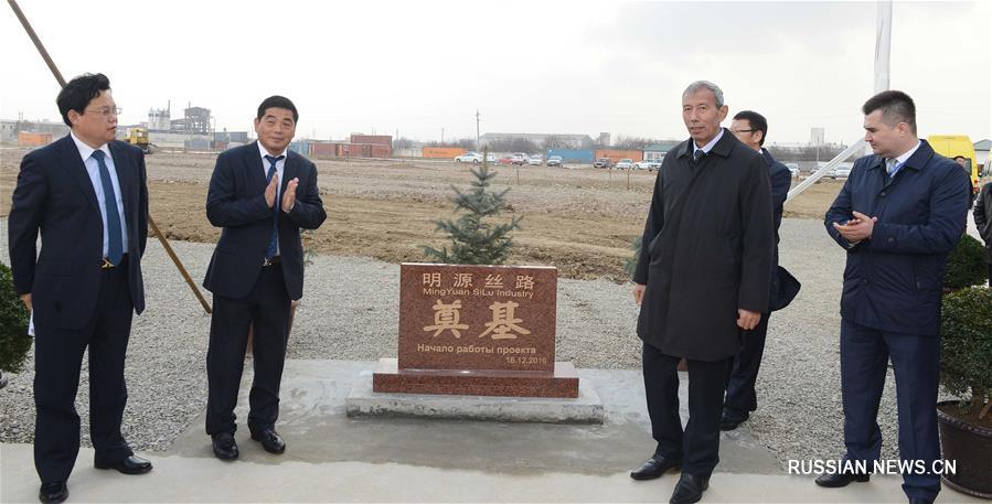 В Узбекистане прошла церемония закладки фундамента нового предприятия по производству стекла, строящегося китайской компанией