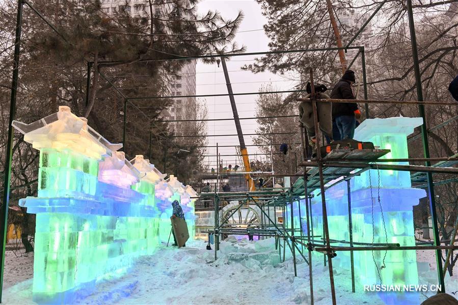 Сооружение скульптур для 43-го Художественного фестиваля ледяных фонарей в Харбине