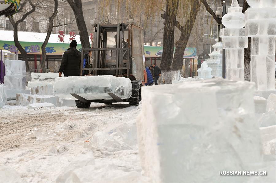 Сооружение скульптур для 43-го Художественного фестиваля ледяных фонарей в Харбине