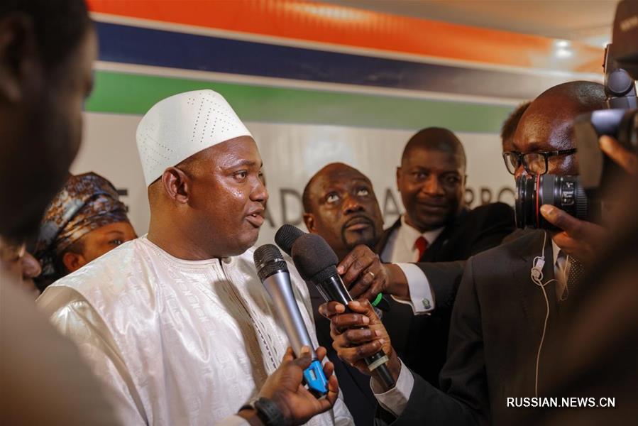 Новоизбранный президент Гамбии Адама Барроу принес присягу за пределами страны
