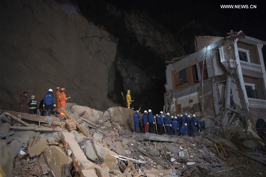 14 человек оказались заблокированными в результате горного обвала в Центральном Китае  
