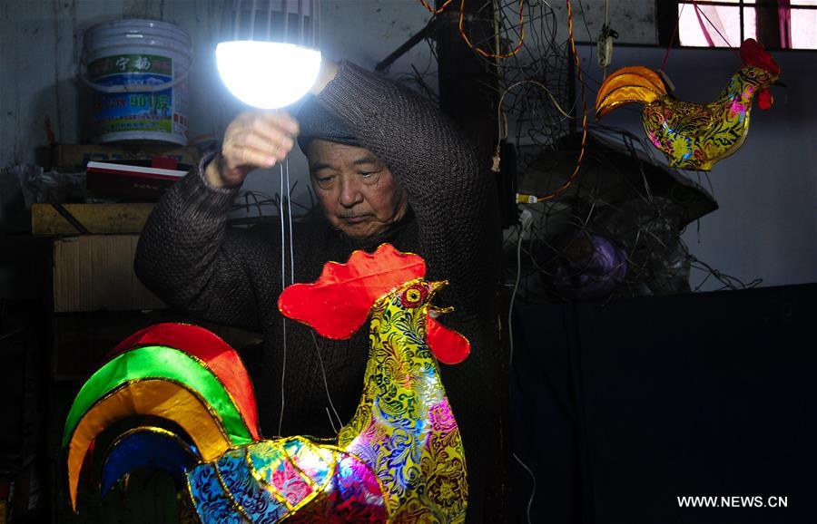 Традиционные фонари украсили городскую стену в Нанкине