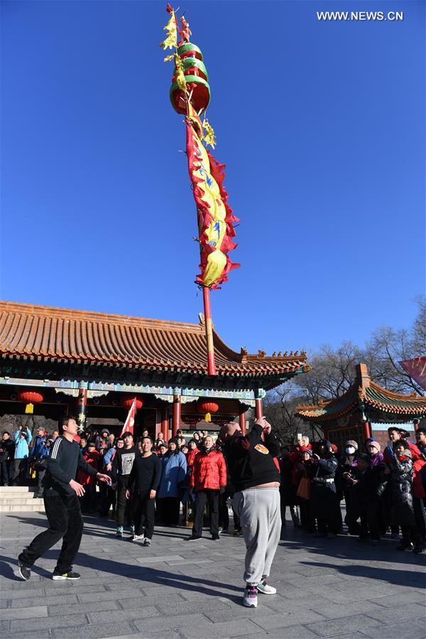 Подготовка к праздничной ярмарке в пекинском парке