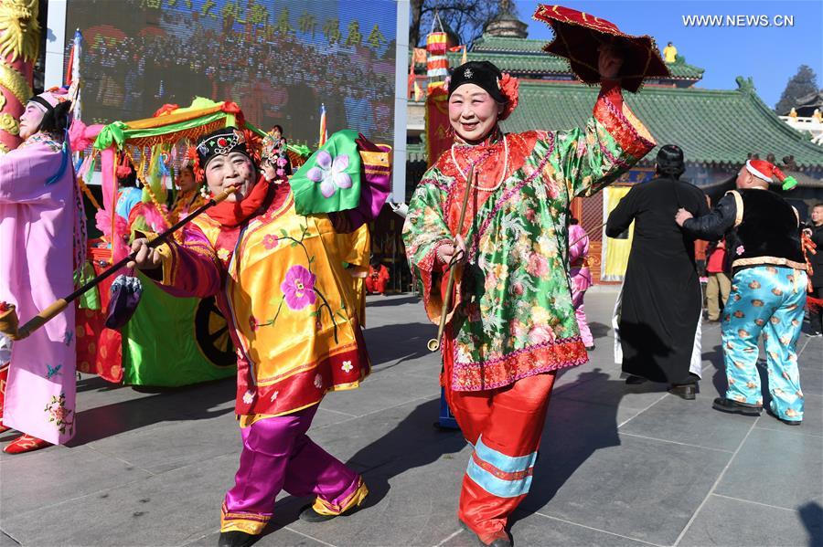 Подготовка к праздничной ярмарке в пекинском парке