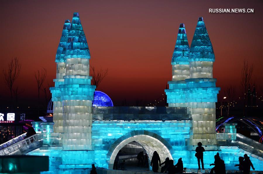 Харбинский парк "Большой мир льда и снега" привлек многочисленных посетителей