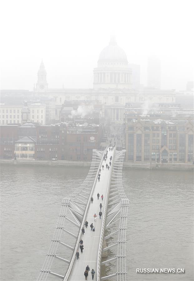 Лондон окутало сильным туманом