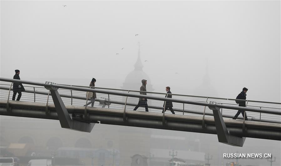Лондон окутало сильным туманом