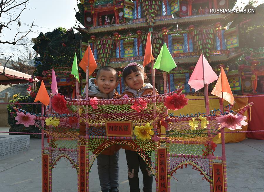 Праздничные гулянья в древнем городке на севере Китая