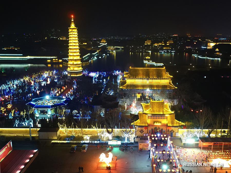 В китайских городах зажгли красочные иллюминации в преддверии праздника Фонарей
