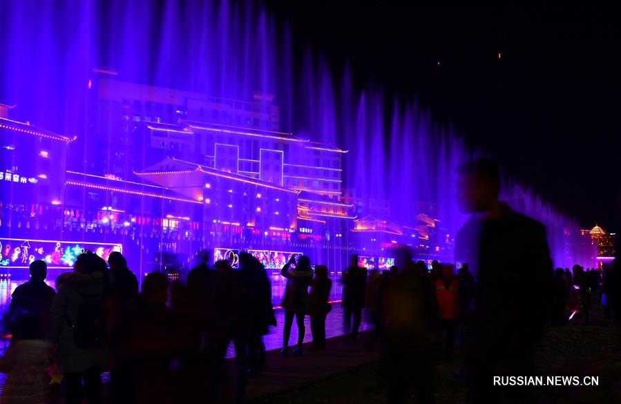 В китайских городах зажгли красочные иллюминации в преддверии праздника Фонарей