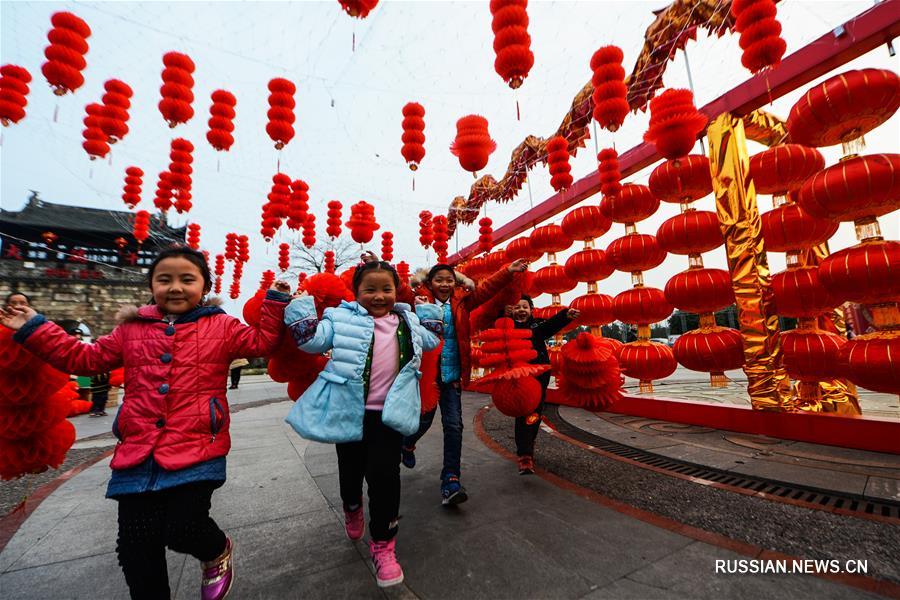 Китайские дети ждут праздник Фонарей