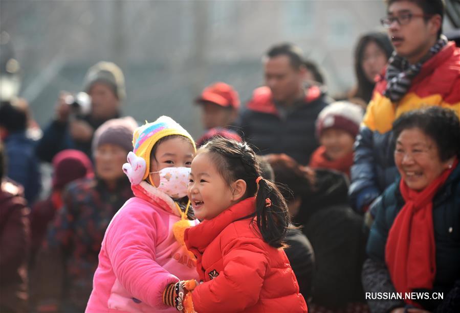 Китайские дети ждут праздник Фонарей