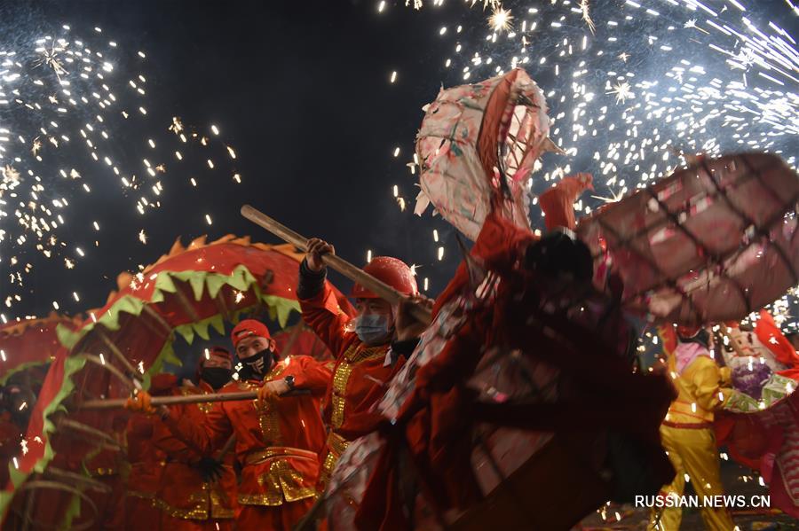 Шоу танцующих фонарей-драконов в уезде Юйцин