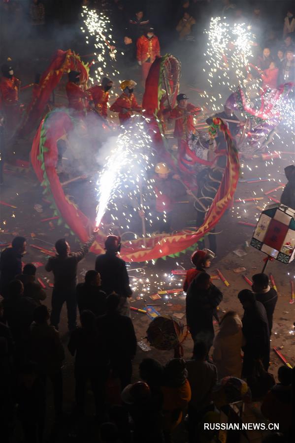 Шоу танцующих фонарей-драконов в уезде Юйцин