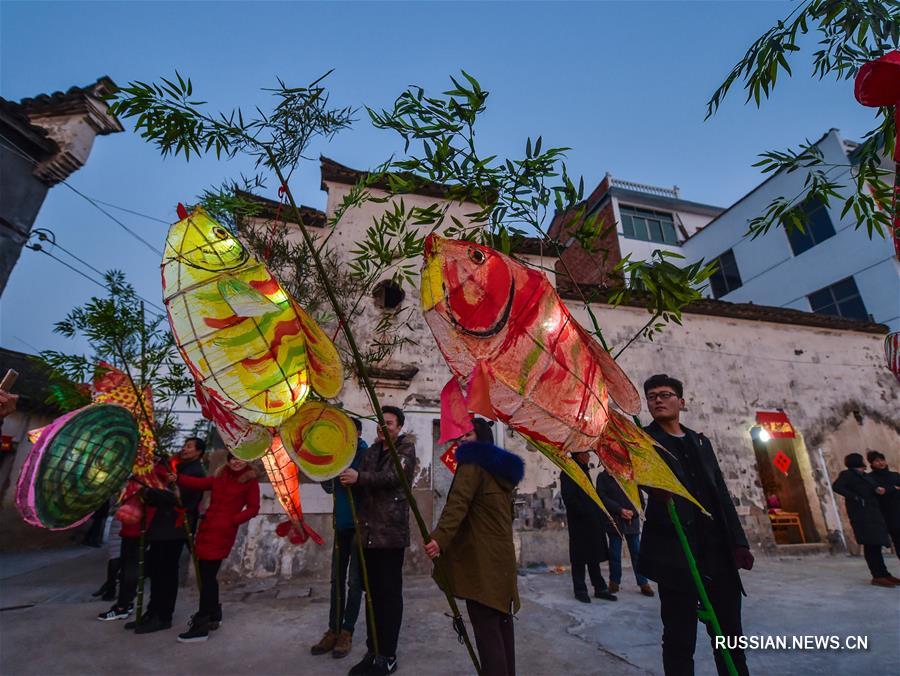 Традиционные фонари-рыбы к празднику Юаньсяоцзе