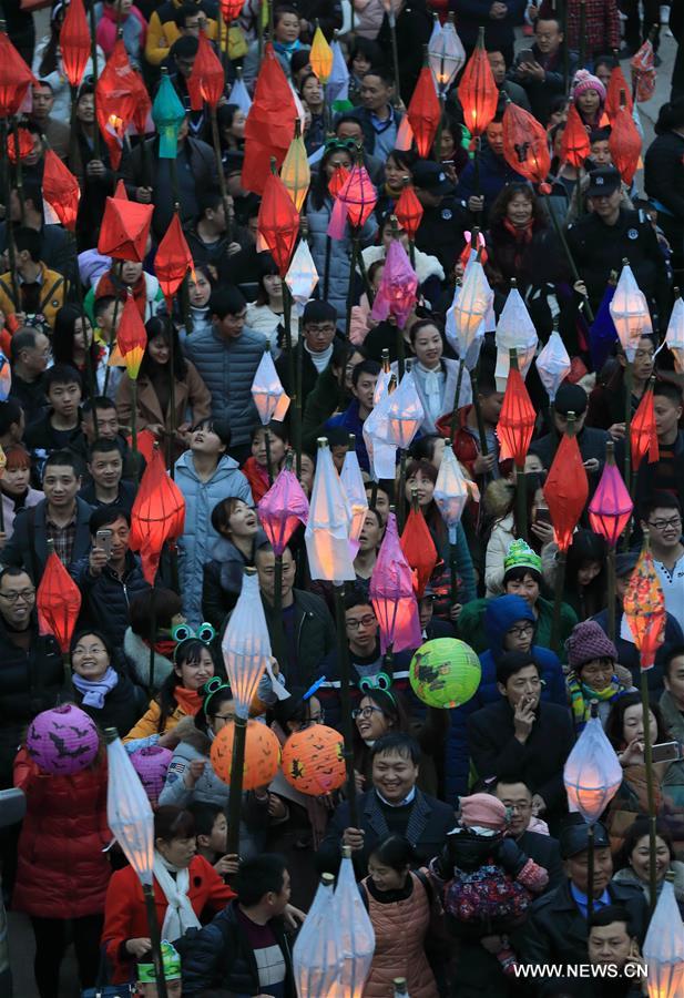 Фонари-"лягушки" сулят счастье -- Праздничное шествие в провинции Сычуань