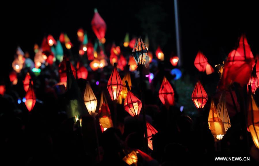 Фонари-"лягушки" сулят счастье -- Праздничное шествие в провинции Сычуань