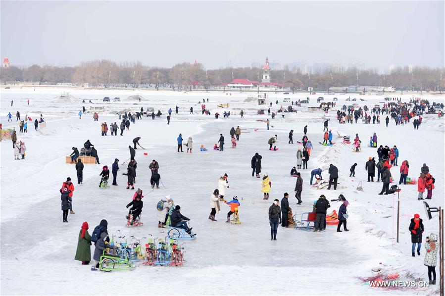 Зимние развлечения на льду реки Сунхуацзян