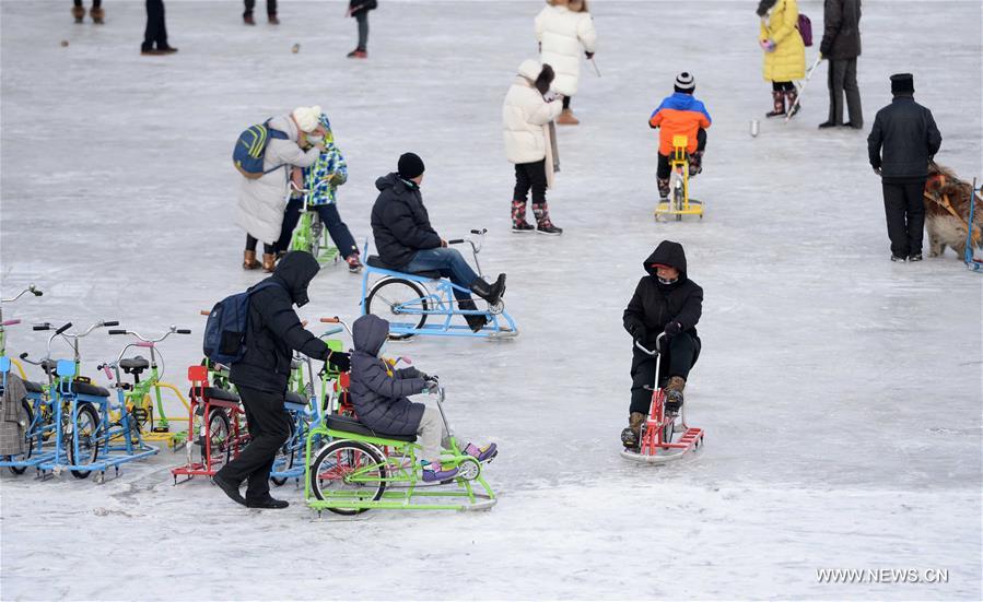Зимние развлечения на льду реки Сунхуацзян