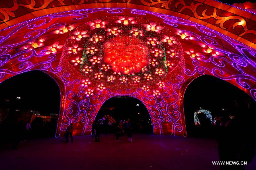 Праздник фонарей в китайской провинции Хэнань отметили красочной иллюминацией