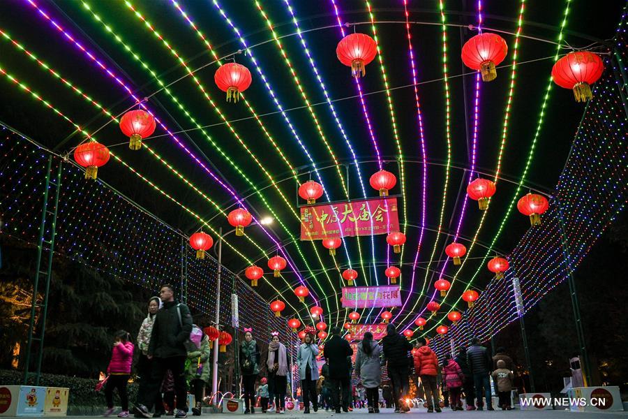 Праздник фонарей в китайской провинции Хэнань отметили красочной иллюминацией