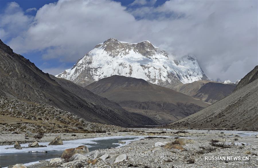 Снежные вершины Тибета в ясный зимний день
