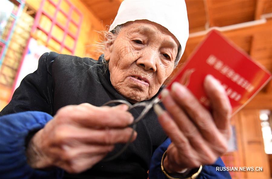 Мастерица из Гуанси -- хранительница традиционных ремесел народности дун