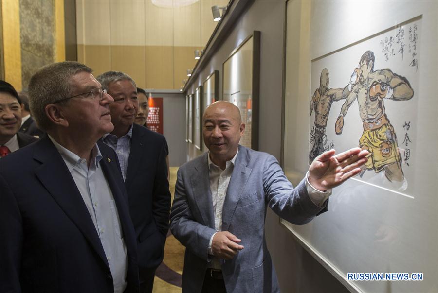 Президент МОК посетил выставку произведений китайских художников 