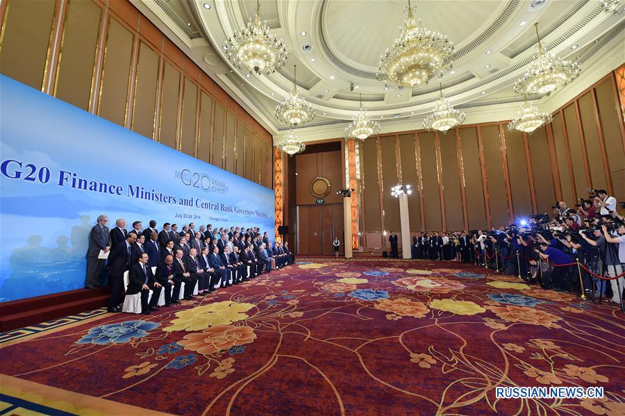 Совместное фотографирование участников встречи министров финансов и глав ЦБ G20 в  Чэнду
