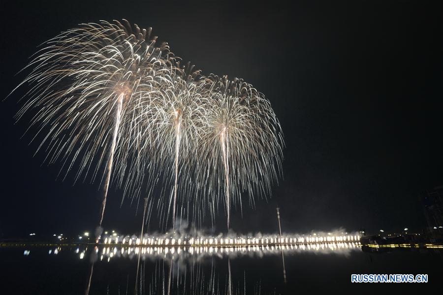Фестиваль фейерверков открылся в городе Ваньцзай