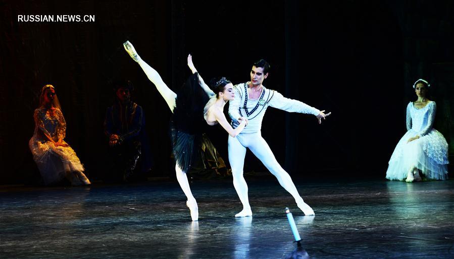Труппа "Кремлевского балета" выступила в Тяньцзине с балетом "Лебединое озеро" 