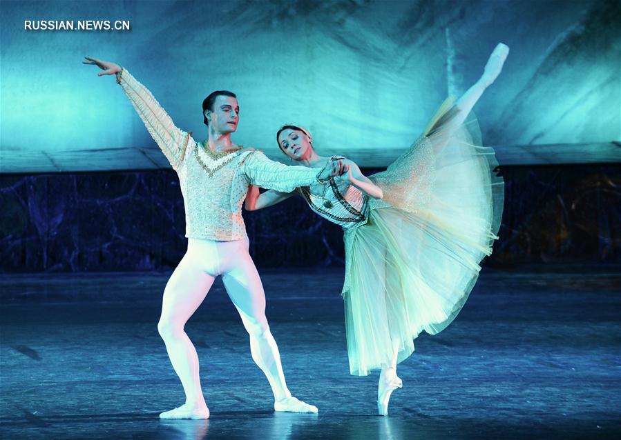Труппа "Кремлевского балета" выступила в Тяньцзине с балетом "Лебединое озеро" 