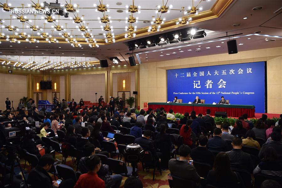 /Сессии ВСНП и ВК НПКСК/ Пресс-конференция с участием главы Канцелярии Руководящей группы Госсовета КНР по оказанию помощи в развитии бедных районов прошла в Пекине