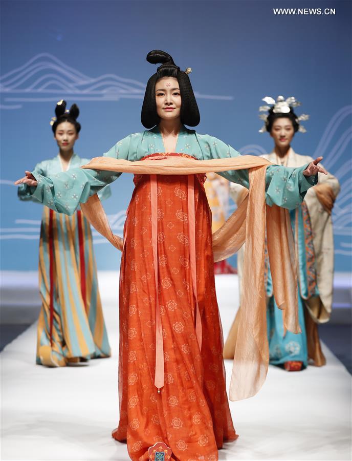 Модный показ выпускников курса Чу Янь в Пекине