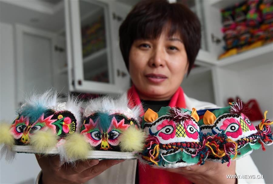 Коллекция тапочек в виде тигриной головы из провинции Хэнань