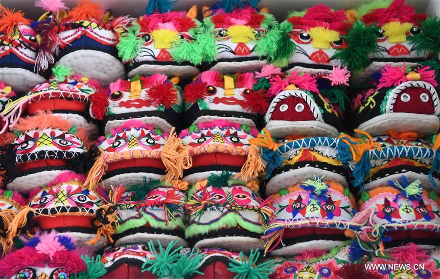 Коллекция тапочек в виде тигриной головы из провинции Хэнань