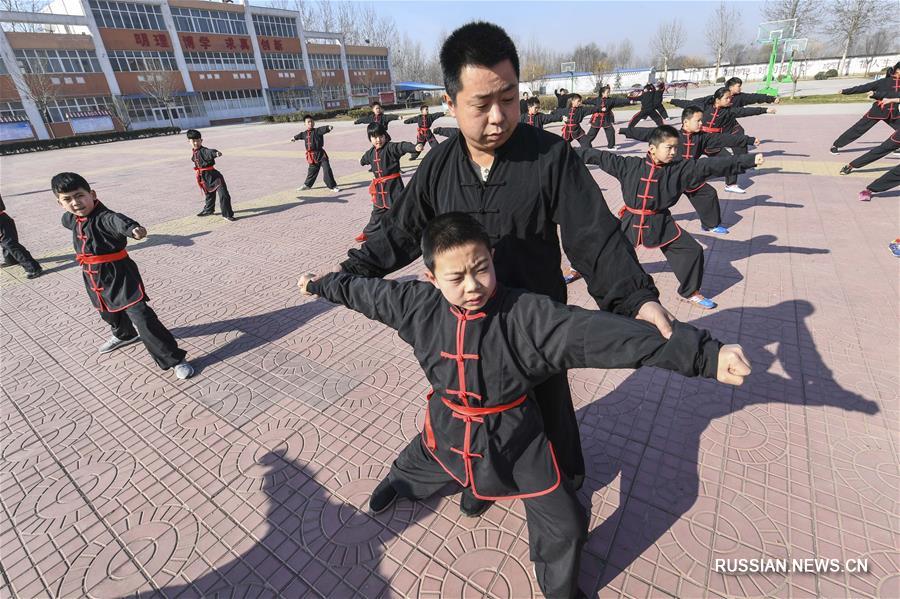 Китайские школьники занимаются ушу