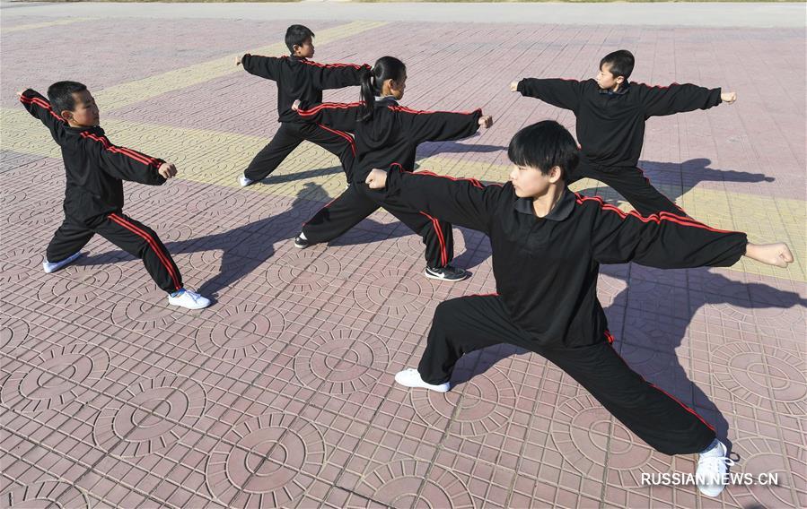 Китайские школьники занимаются ушу