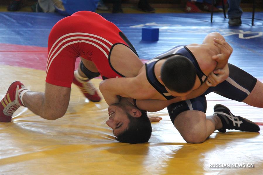 Во Владивостоке прошли юношеские соревнования по греко-римской борьбе