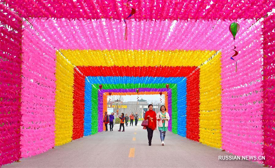 800 тыс разноцветных вертушек украсили Таншань