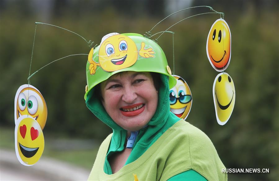 В День смеха в Киеве прошел костюмированный велопарад