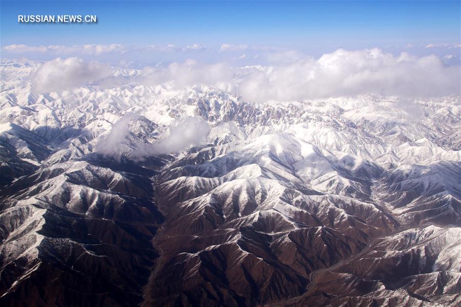 Заснеженные горы Циляньшань на западе Китая