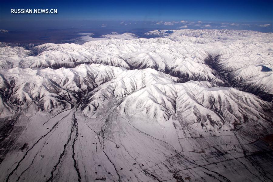 Заснеженные горы Циляньшань на западе Китая