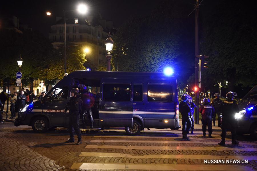 В результате стрельбы на Елисейских полях в Париже погиб один полицейский