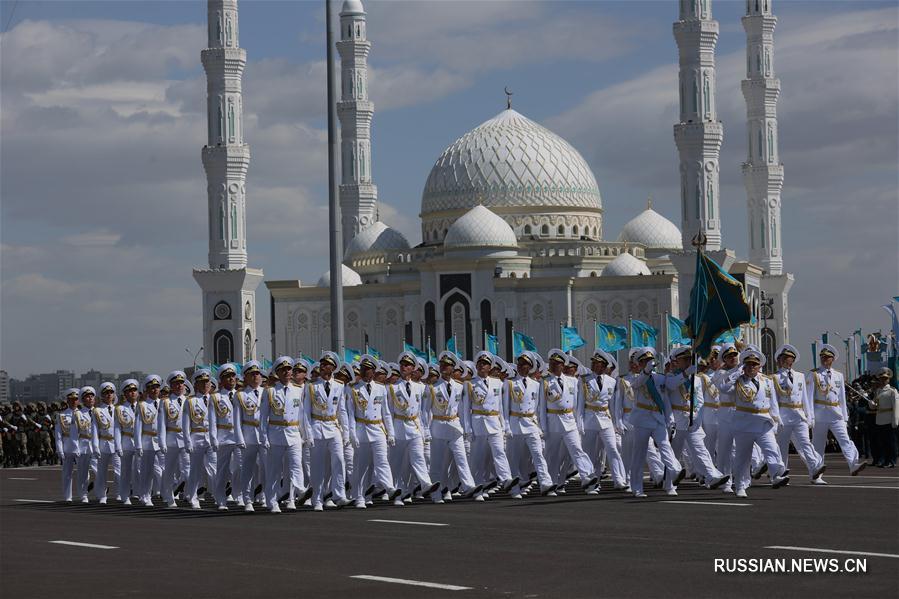 В Астане прошел военный парад в честь 25-летия образования ВС Казахстана