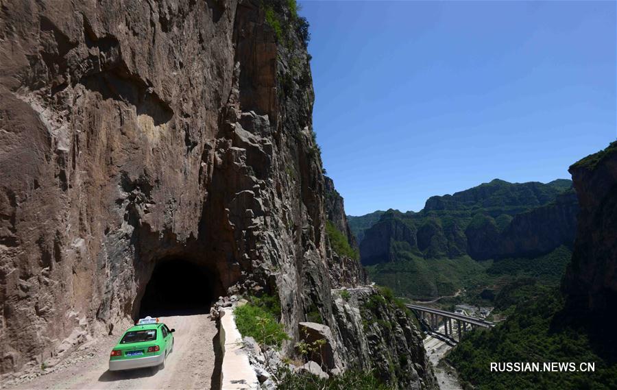 Дорога сквозь скалы в горах Тайханшань