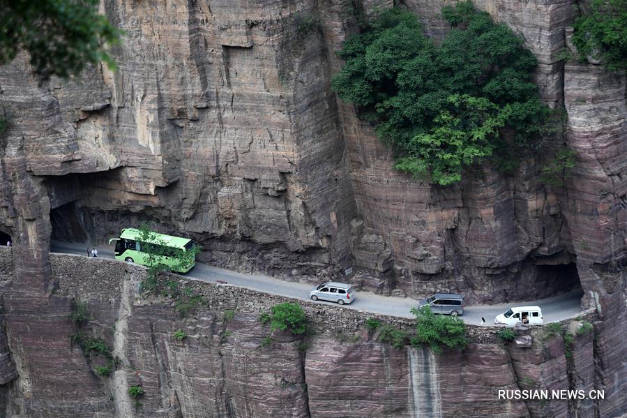 Как строительство дороги в скалах изменило жизнь горной деревни в провинции Хэнань